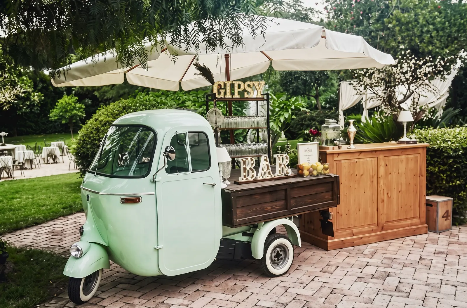 Piaggio Ape AC4 del 1964 verde menta allestita a bar mobile per matrimoni a Roma