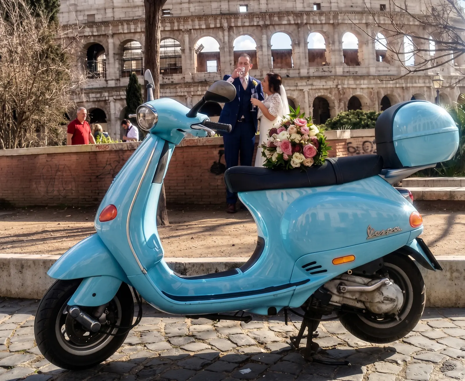 Vespa 125 ET4 azzurra con sposi al Colosseo a Roma