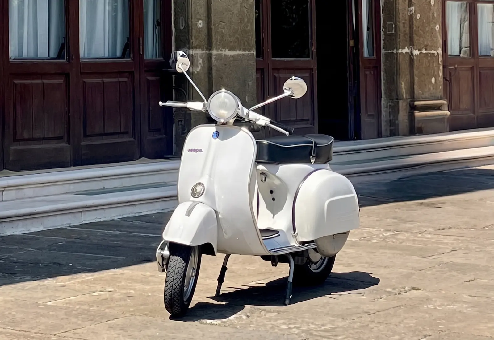 Vespa 125 TS bianca del 1975 per allestimenti e servizi fotografici di matrimonio a Roma