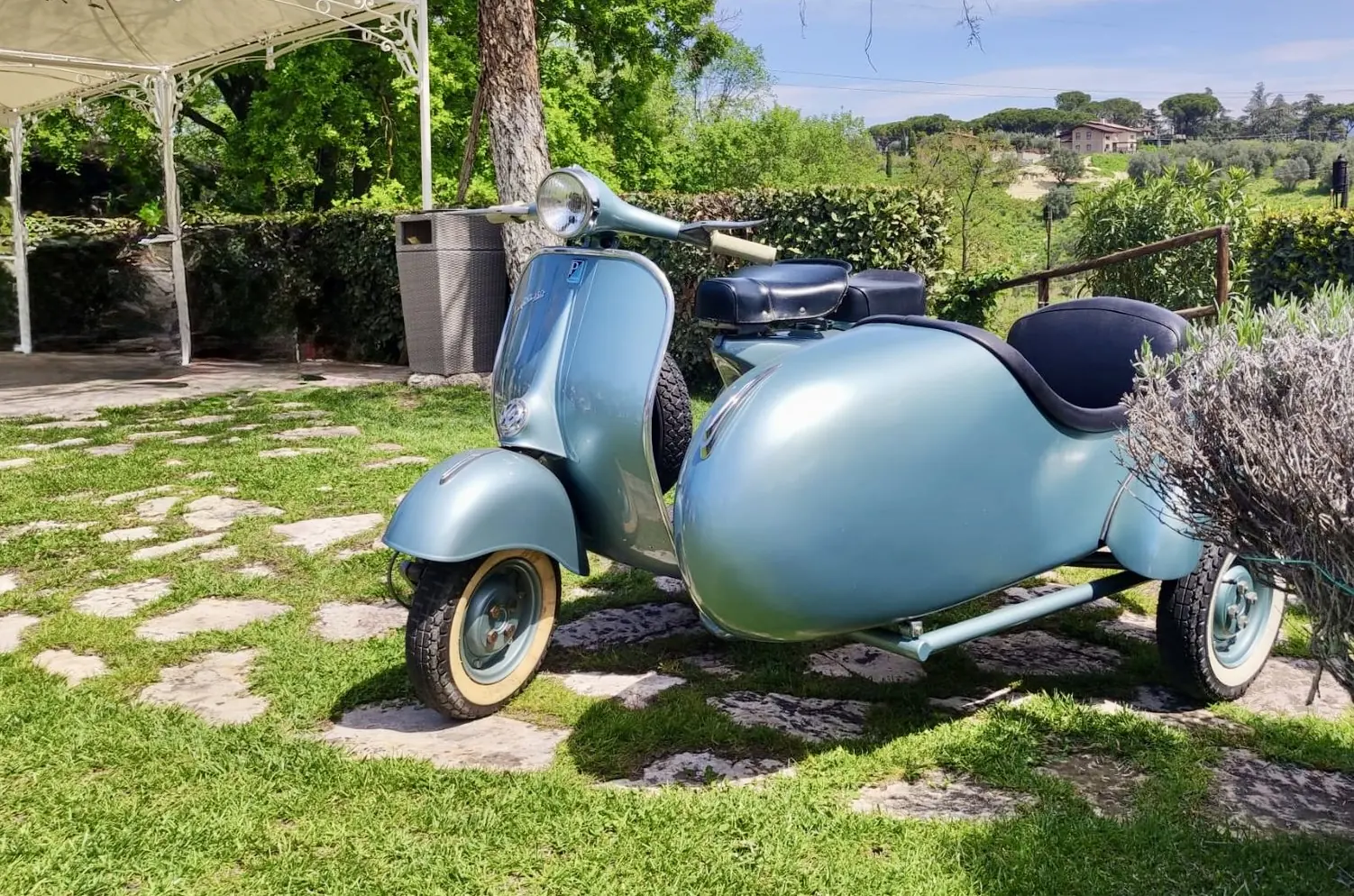 Vespa sidecar azzurra del 1959 per allestimenti e servizi fotografici di matrimonio a Roma